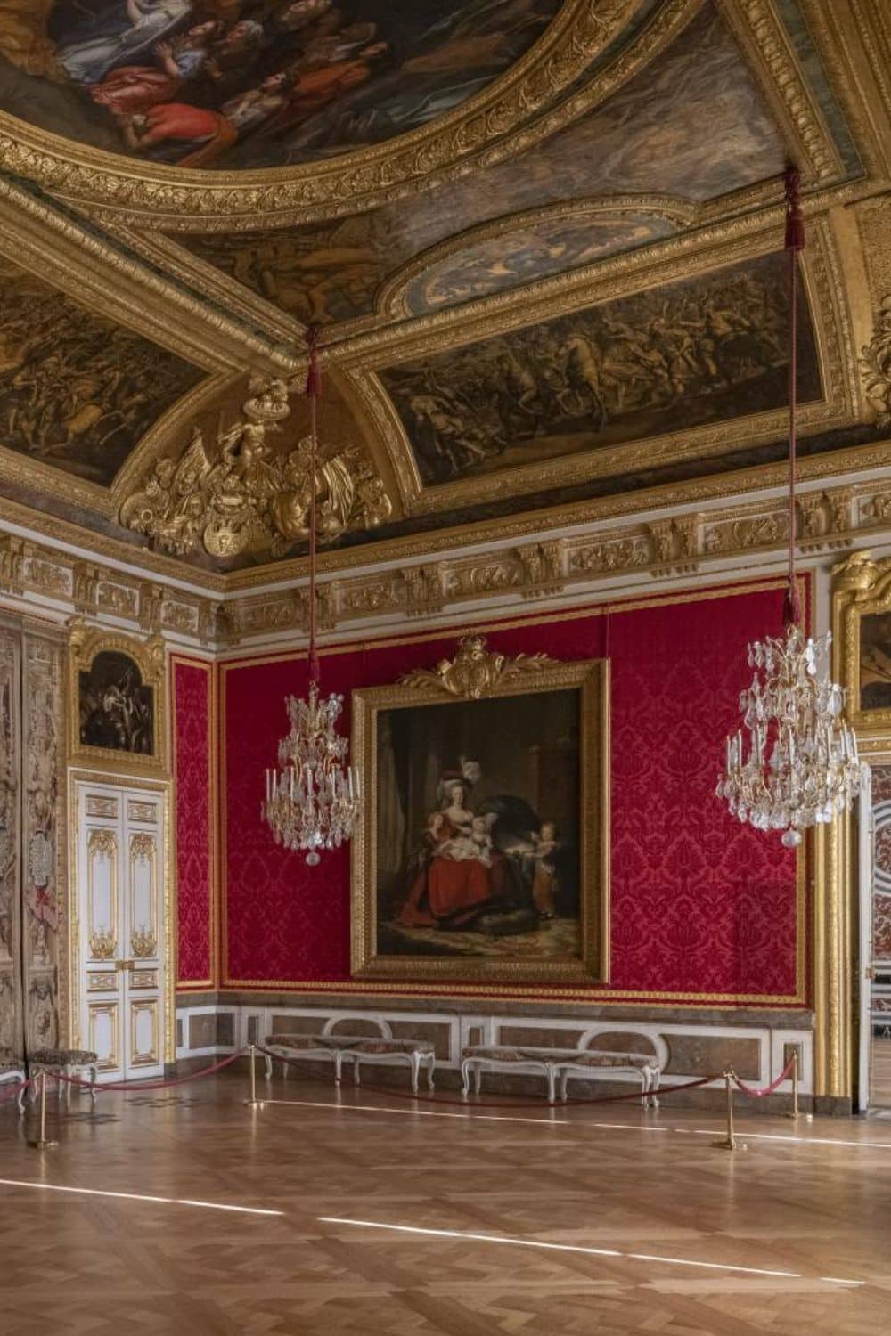 behind-the-doors-of-marie-antoinette-s-bedroom-at-the-palace-of-versailles